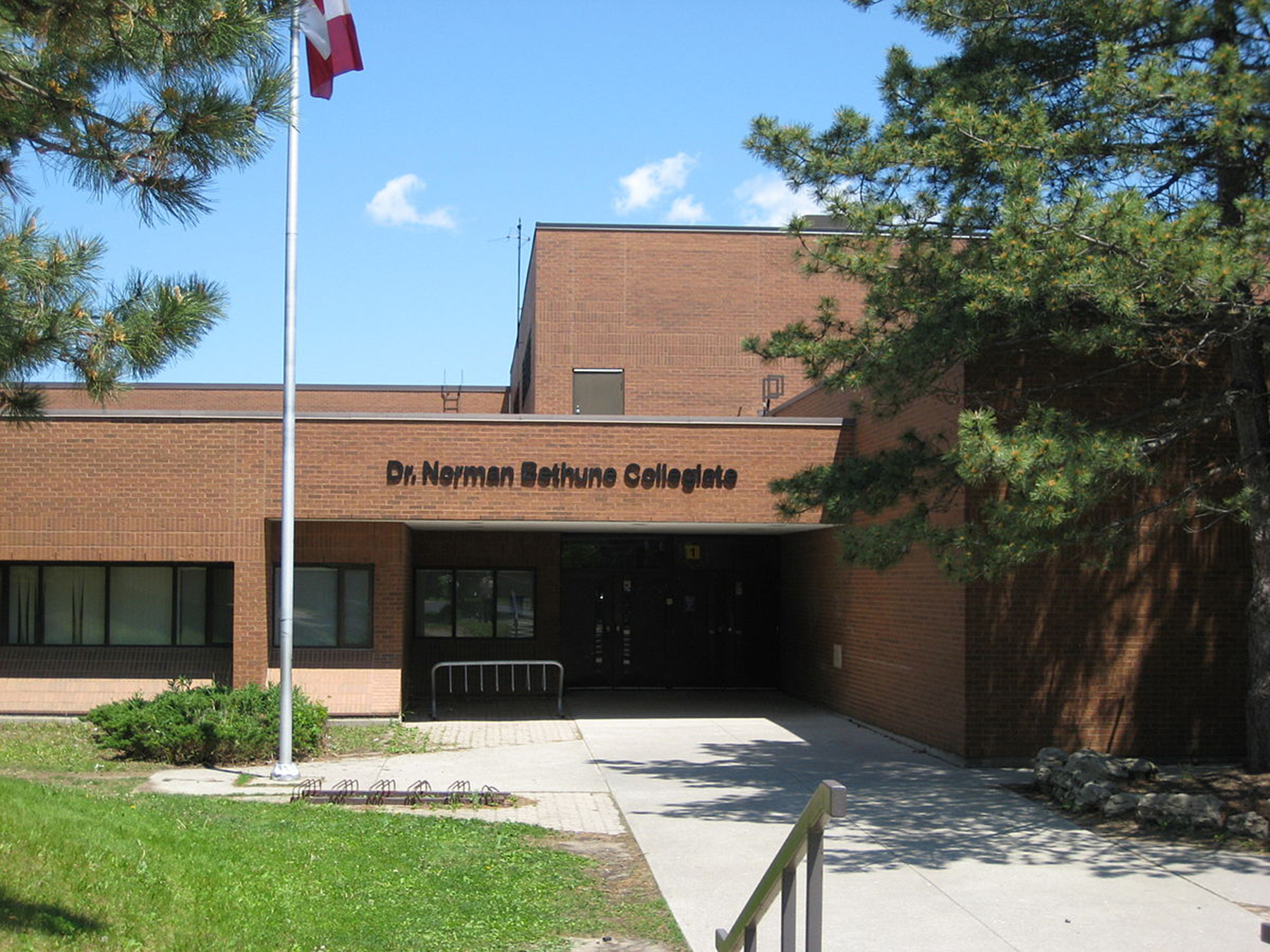 /img/newses/origin/1200px-Dr_Norman_Bethune_Collegiate_Institute.jpg