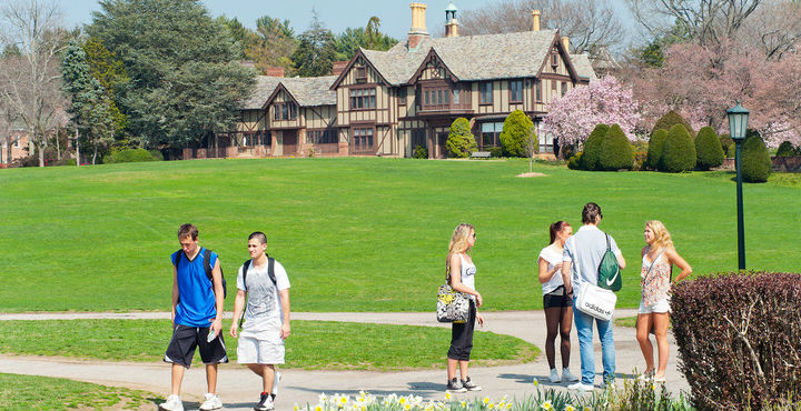 /img/newses/origin/UiUSA-LIU-P-carousel-why-students-walking-campus-49094.jpg