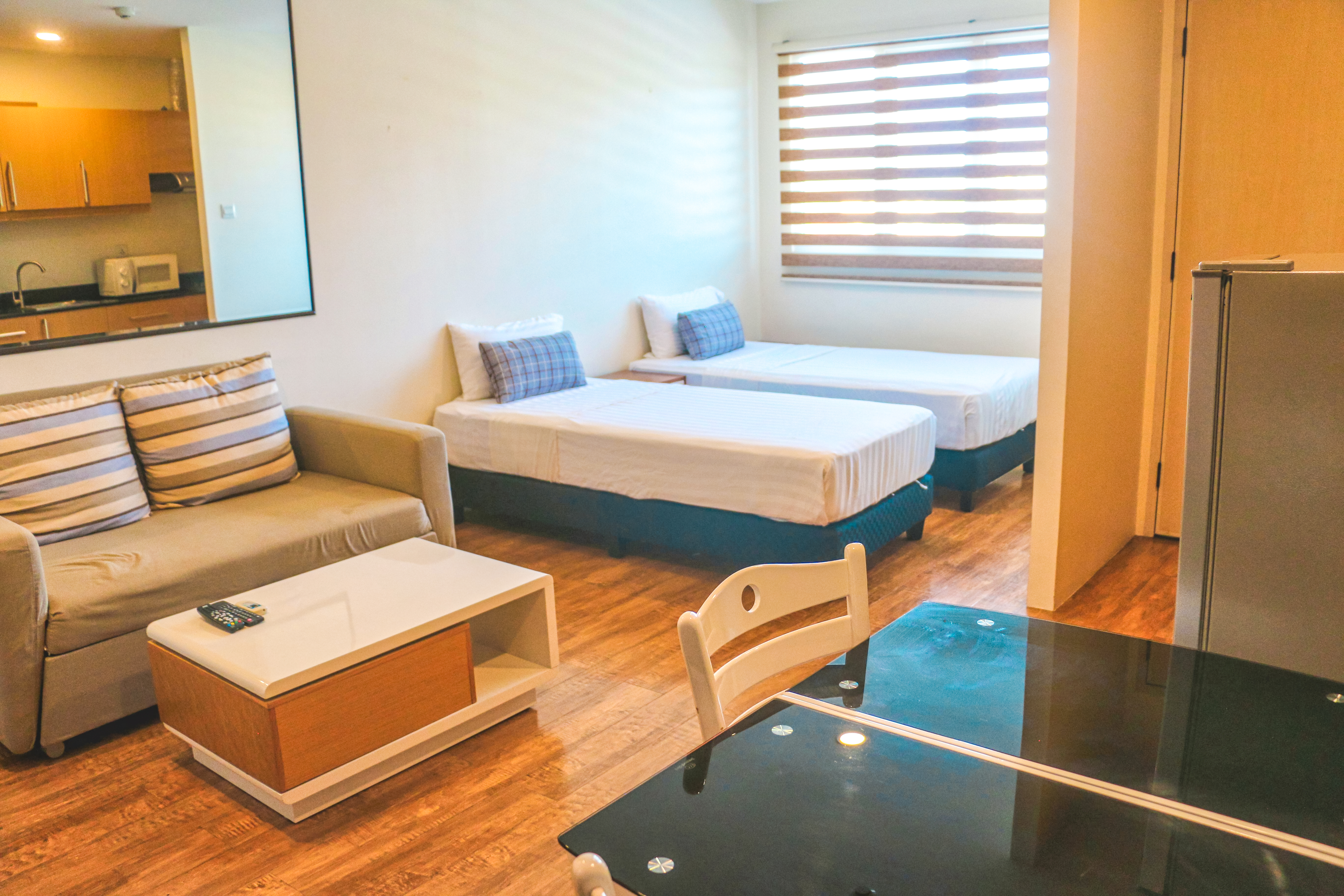 10- AZON TWIN ROOM