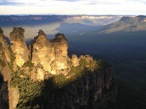 đỉnh núi đá nổi tiếng Three Sisters tại Blue Moutains